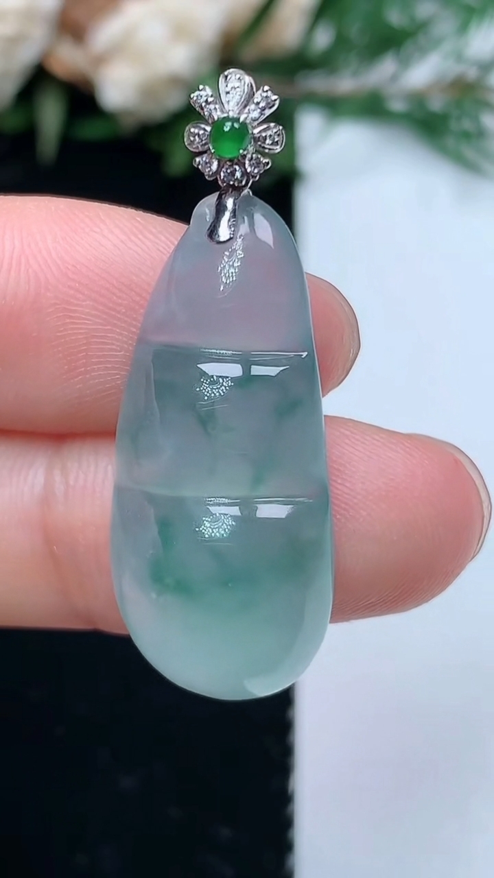 天然A货翡翠飘花福豆吊坠，尺寸27.5-12.7-6.2，重量:4.00g
3月31日