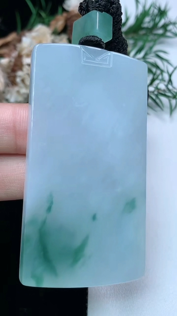 天然A货翡翠飘花仿古无事牌吊坠，尺寸60.6-32.5-5.6，重量:40.02g
3月31日