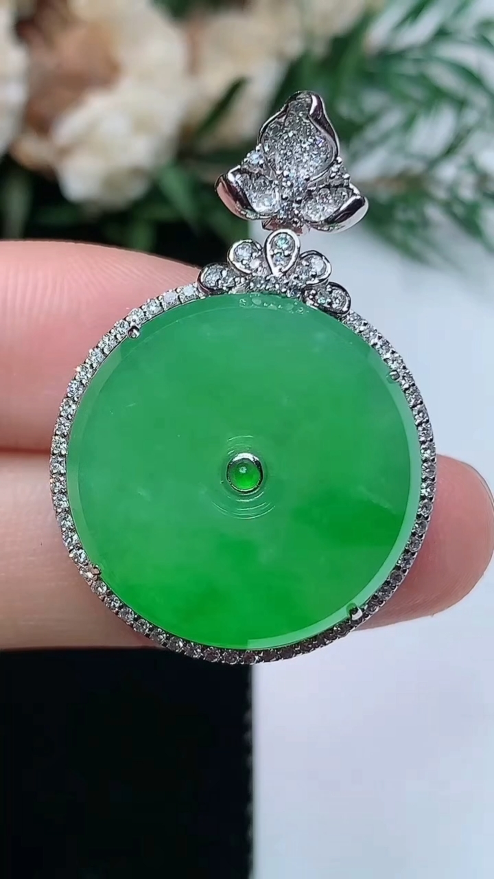 天然A货翡翠平安扣吊坠，尺寸34-23.4-8.3，裸石20.8，重量:6.56g
3月31日