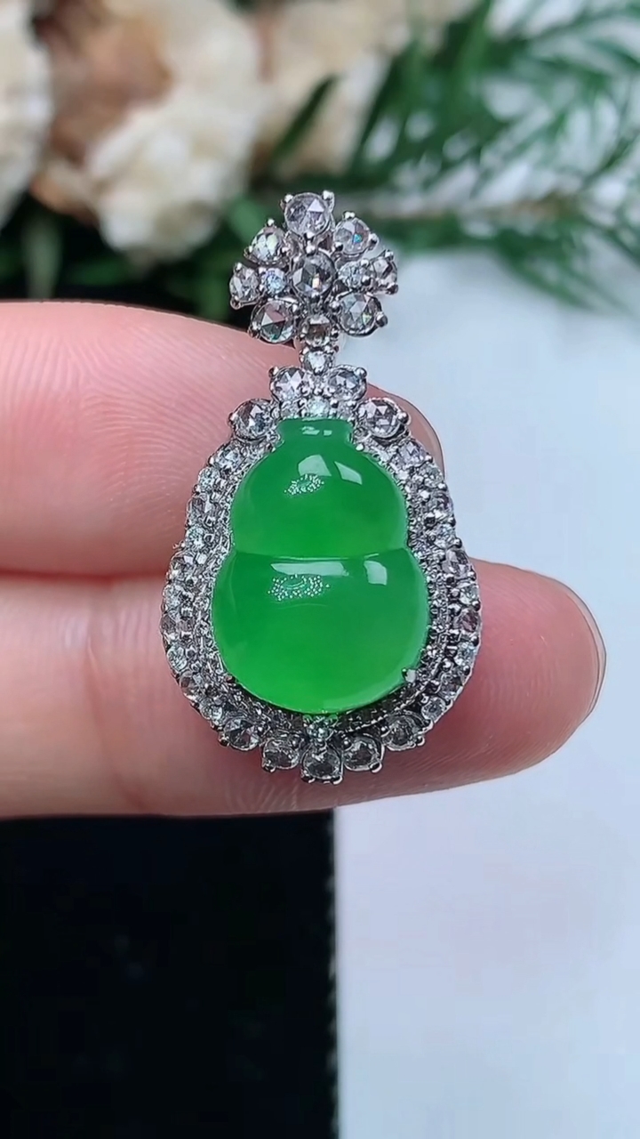 天然A货翡翠葫芦吊坠，尺寸27.2-15-10.8，裸石13-9.8，重量:4.17g
3月31日