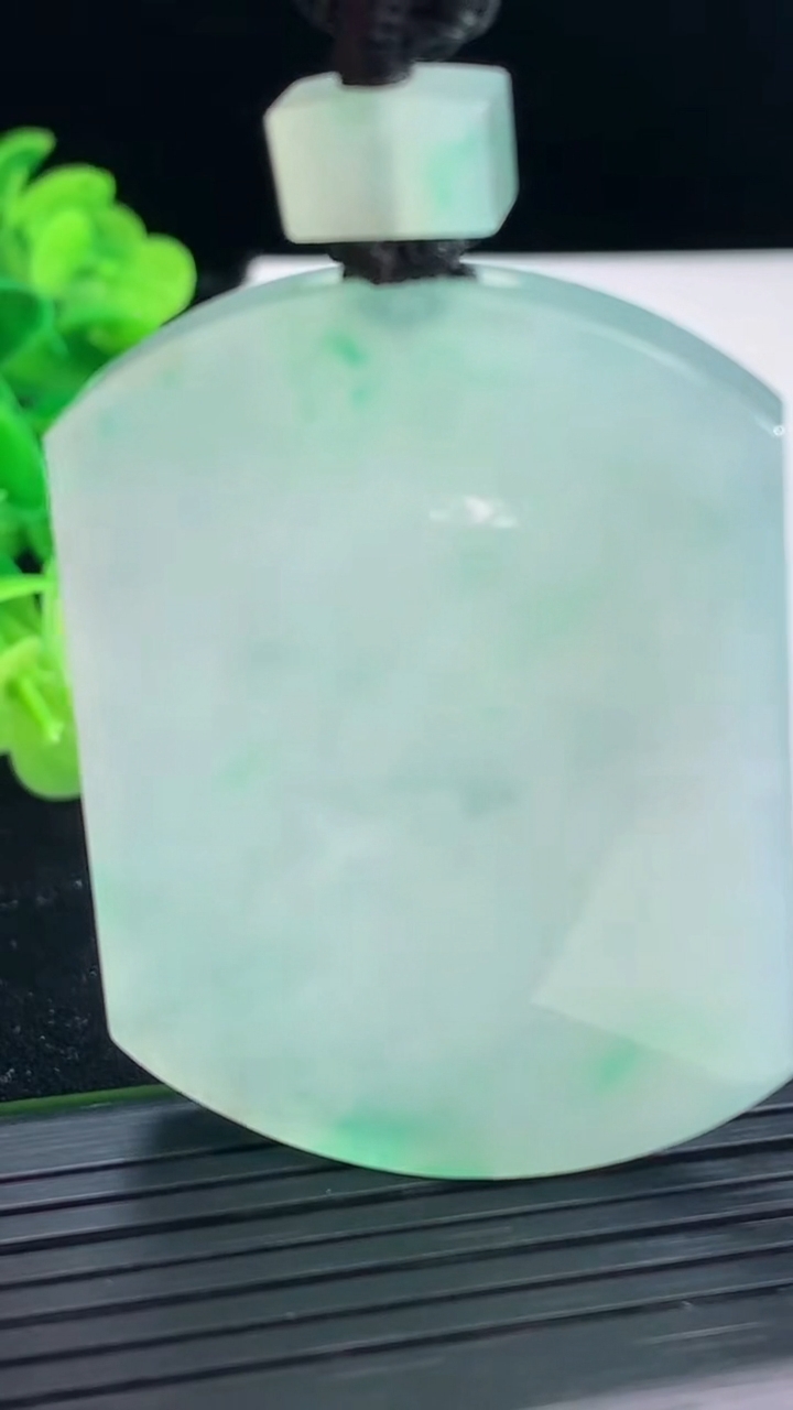 天然A货翡翠无事牌吊坠尺寸51.2-37.9-5.2重量:39.30g
3月31日