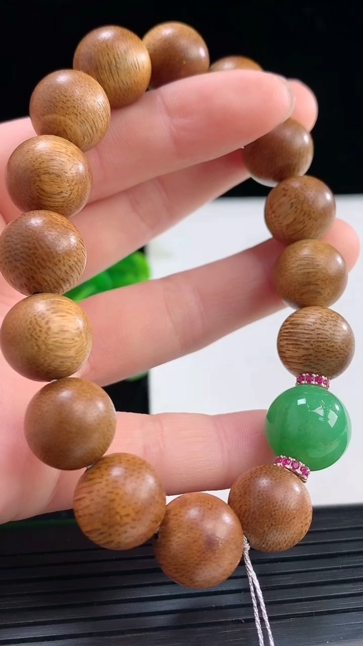 天然A货翡翠檀香圆珠手串尺寸13.4重量:11.73g3月31日
工厂直销收藏佳品,种好水足，色泽均
