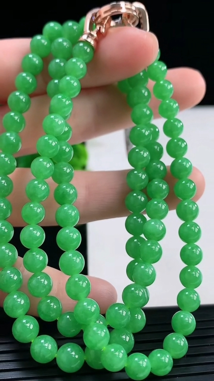 天然A货翡翠圆珠项链尺寸5.8-100颗重量:38.81g
3月31日