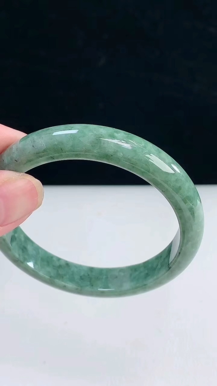 圈口56-57翡翠a货宽边手镯尺寸56.3-11.2-7.2重:52.08g5553月31日