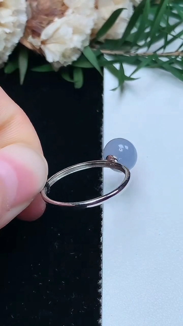 天然A货翡翠k金紫罗兰算盘珠戒指，尺寸17.2-7.8-5.7，重量:1.61g2026年3月31日
工厂直销收藏佳品,种好水足，色泽均匀，有种有色，上手高大气！