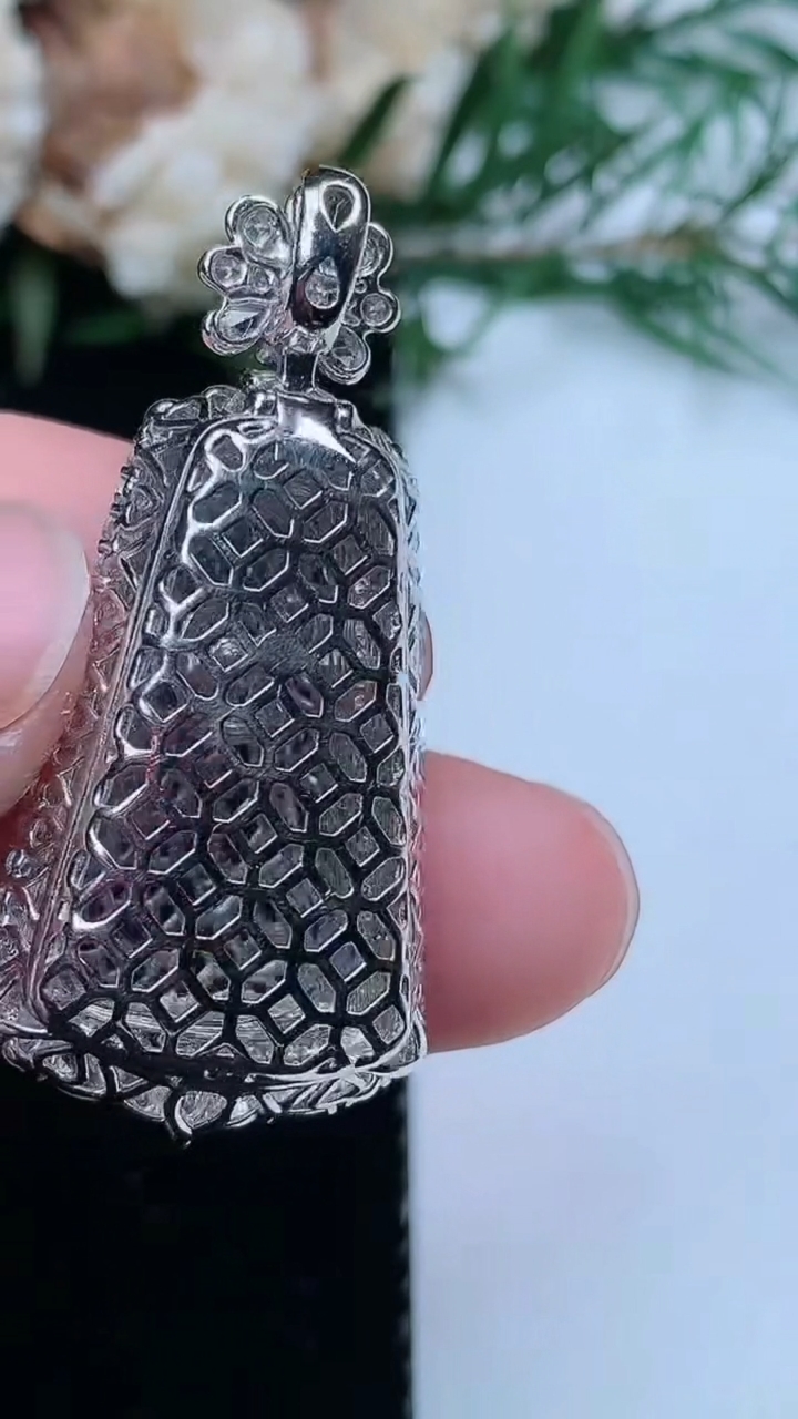 天然A货翡翠无事牌吊坠，尺寸36.7-17.3-9.6，裸石21.4-12，重量:5.32g
3月31日