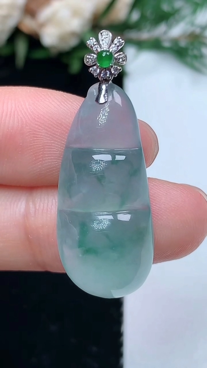 天然A货翡翠飘花福豆吊坠，尺寸27.5-12.7-6.2，重量:4.00g
3月31日