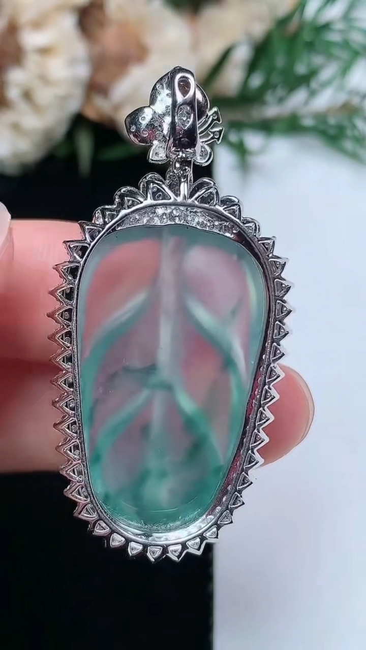 天然A货翡翠飘花金枝玉叶 叶子吊坠，尺寸45.2-22.3-9.6，裸石27.5-18，重量:8.43g
3月31日