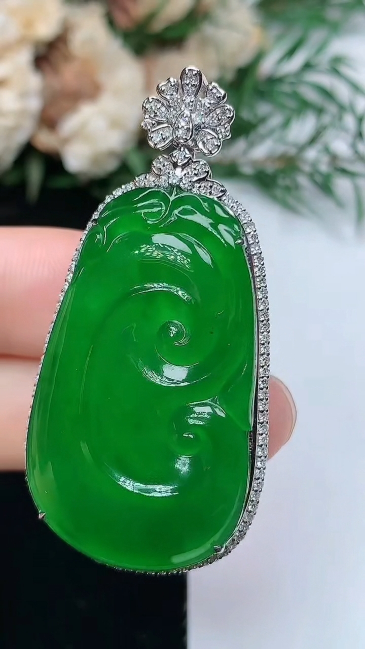 天然A货翡翠如意吊坠，尺寸47.9-23.6-10，裸石34-21，重量:10.00g
3月31日