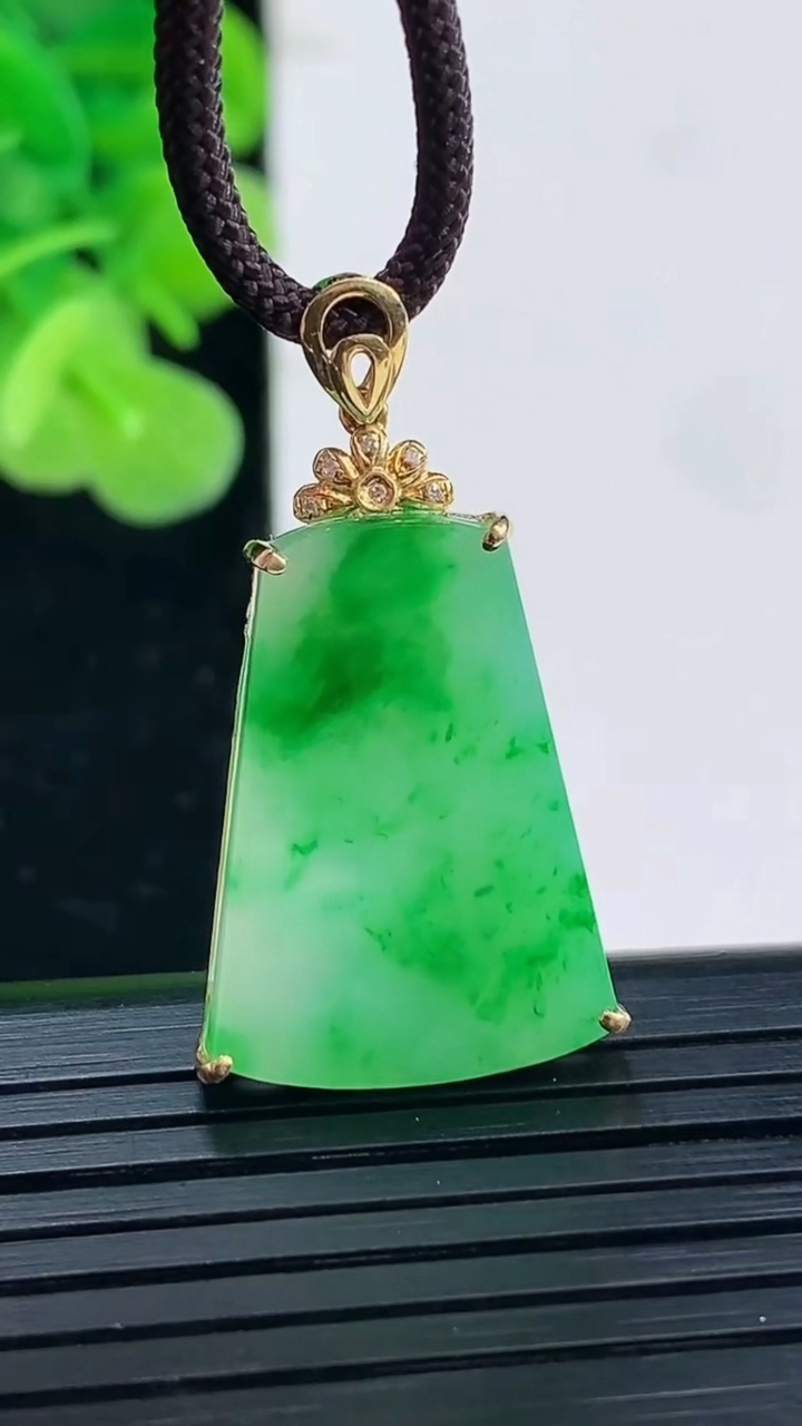 天然A货翡翠无事牌吊坠尺寸23.3-18-4重量:3.40g
3月31日