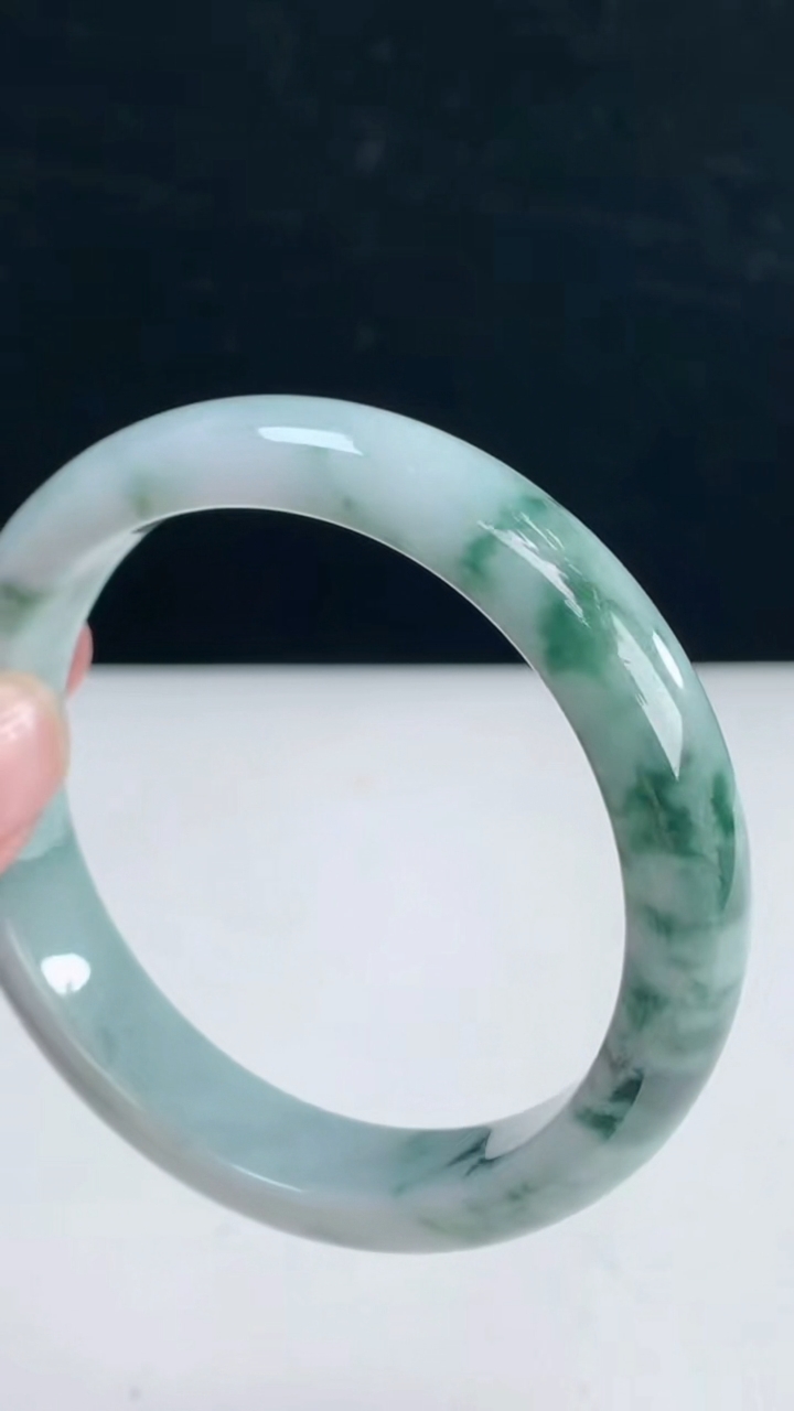 圈口58-59翡翠a货飘花宽边手镯尺寸58.5-13.6-7.2重:58.64g7663月31日