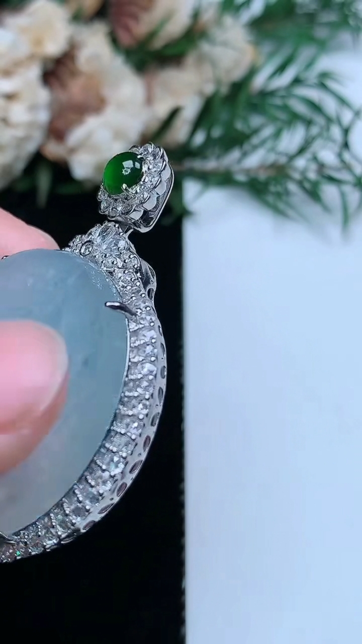 天然A货翡翠白冰无事牌吊坠，尺寸46.9-33-8.2，裸石29.7，重量:11.80g
3月31日