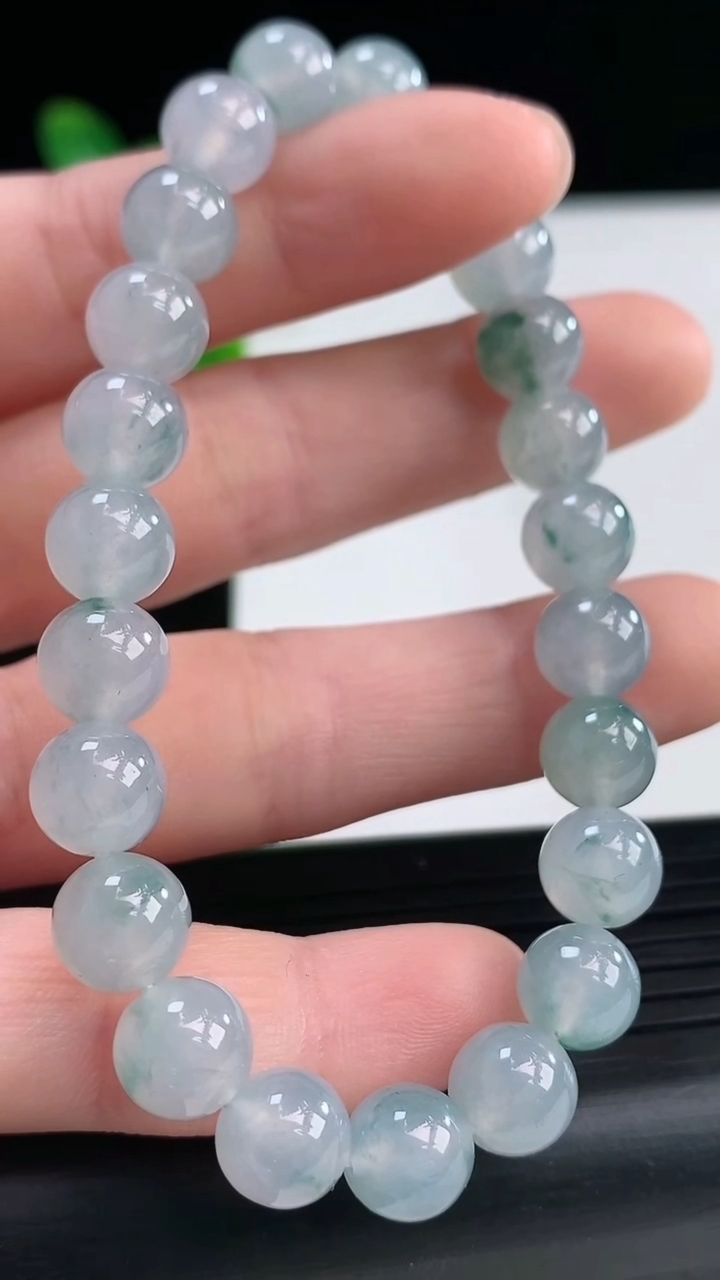 天然A货翡翠种飘花圆珠手串尺寸8-23颗重量:20.64g3月31日
工厂直销收藏佳品,种好水足，色泽均匀，有种有色，上手高大气！