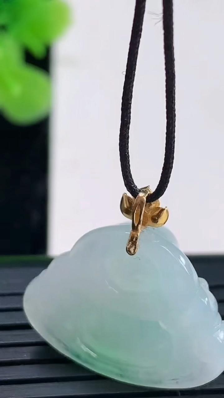 天然A货翡翠佛公吊坠尺寸17.7-23.3-7.5重量:4.91g
3月31日