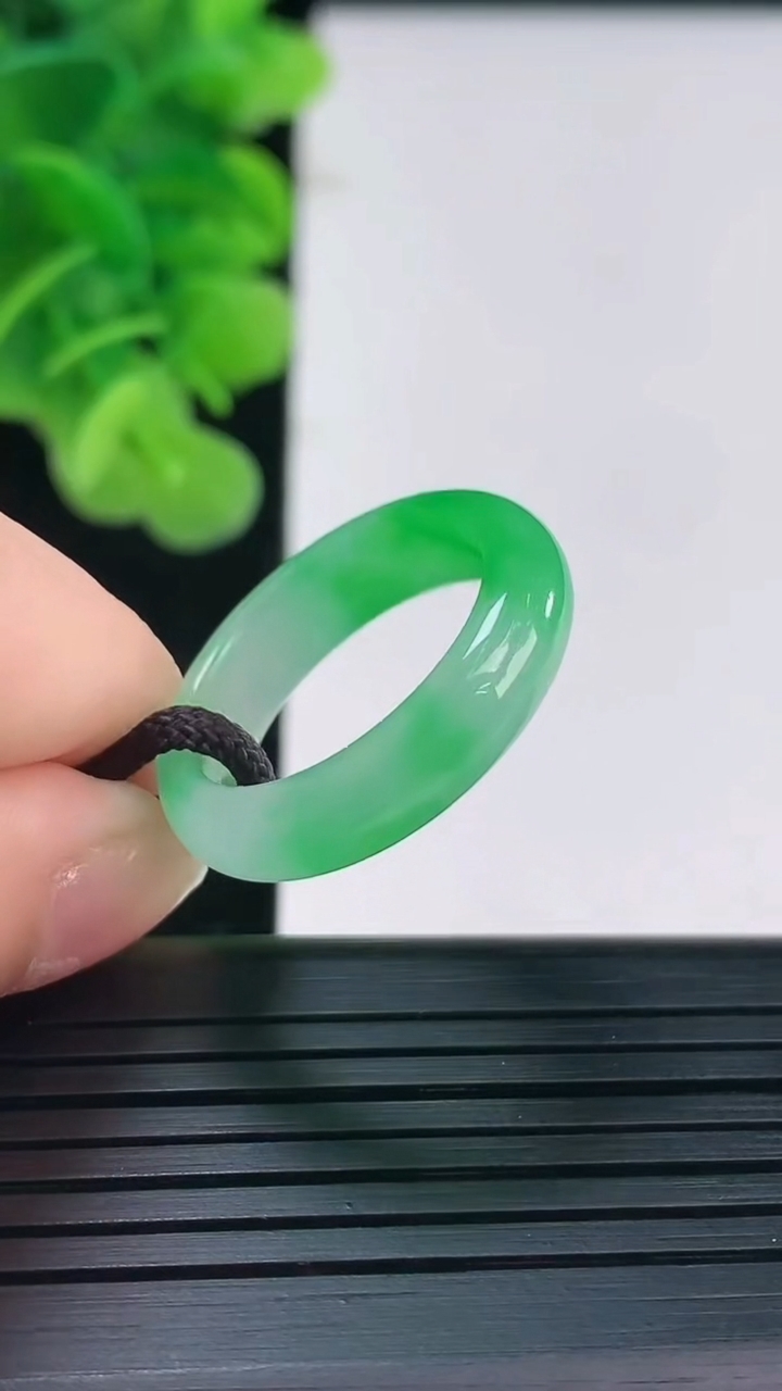 天然A货翡翠指环戒指尺寸18.6-5.5-3.1重量:3.54g2026年3月31日
工厂直销收藏佳品,种好水足，色泽均匀，有种有色，上手高大气！