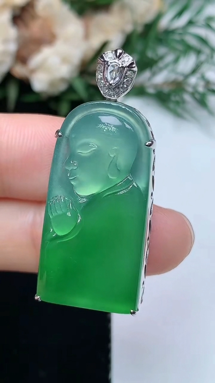 天然A货翡翠佛头吊坠，尺寸29.4-15.4-8.7，重量:8.77g
3月31日