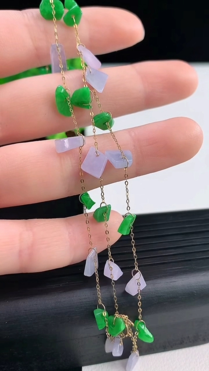 天然A货翡翠双彩原石手链尺寸8.4-4.3-2.7重量:5.07g
3月31日