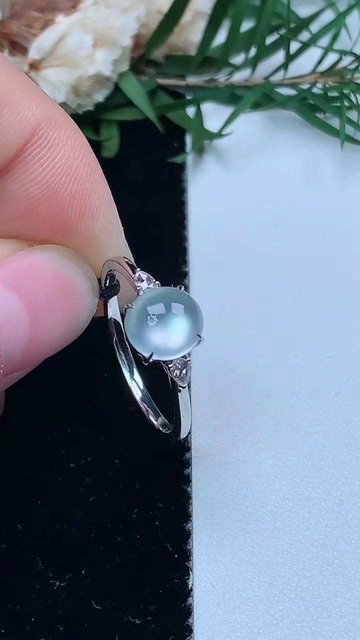 天然A货翡翠白冰蛋面戒指，尺寸17-7.4-6.8，重量:1.79g
3月31日