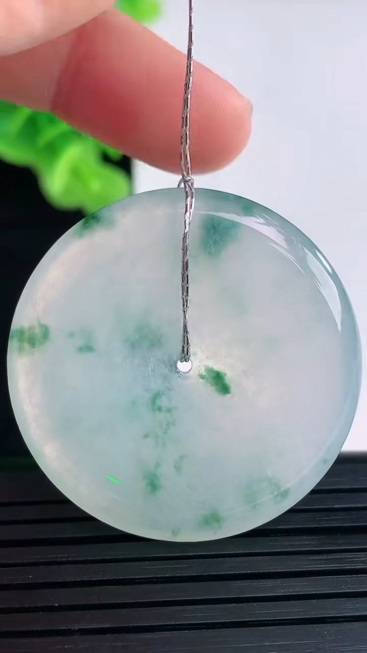 天然A货翡翠种飘花平安扣吊坠尺寸36.1-5.6重量:16.30g
3月31日