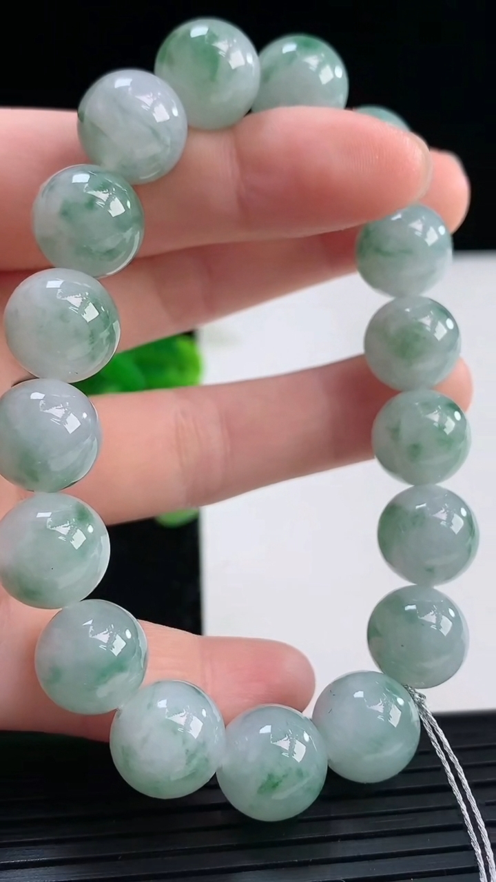 天然A货翡翠飘花圆珠手串尺寸11.5-17颗重量:45.22g3月31日
工厂直销收藏佳品,种好水足，色泽均匀，有种有色，上手高大气！