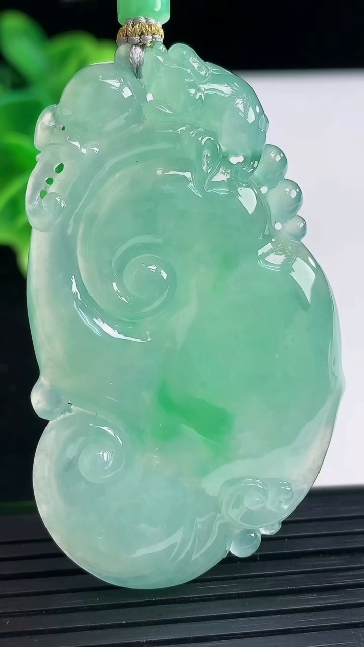 天然A货翡翠如意吊坠尺寸60.3-35-6.9重量:30.47g
3月31日