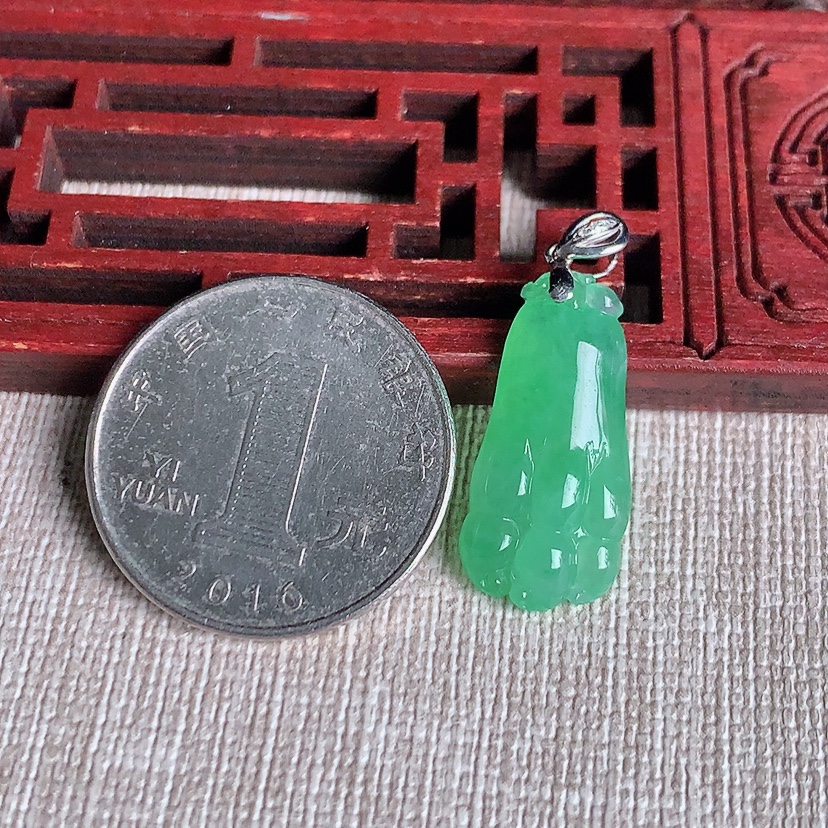 天然A货翡翠18K金扣头甜绿佛手瓜吊坠 
尺寸23-10.8-4.8mm 重量2.26g 0329