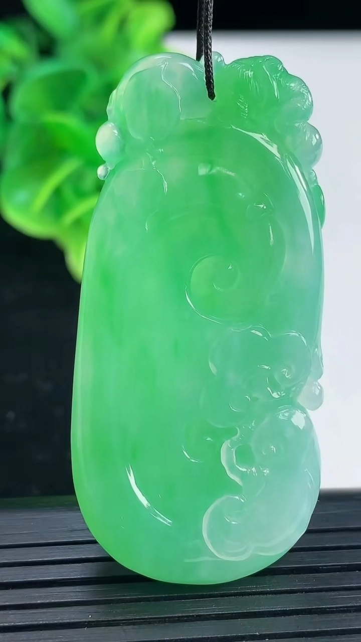 天然A货翡翠如意吊坠尺寸54.1-25.4-9.4重量:23.55g
3月31日