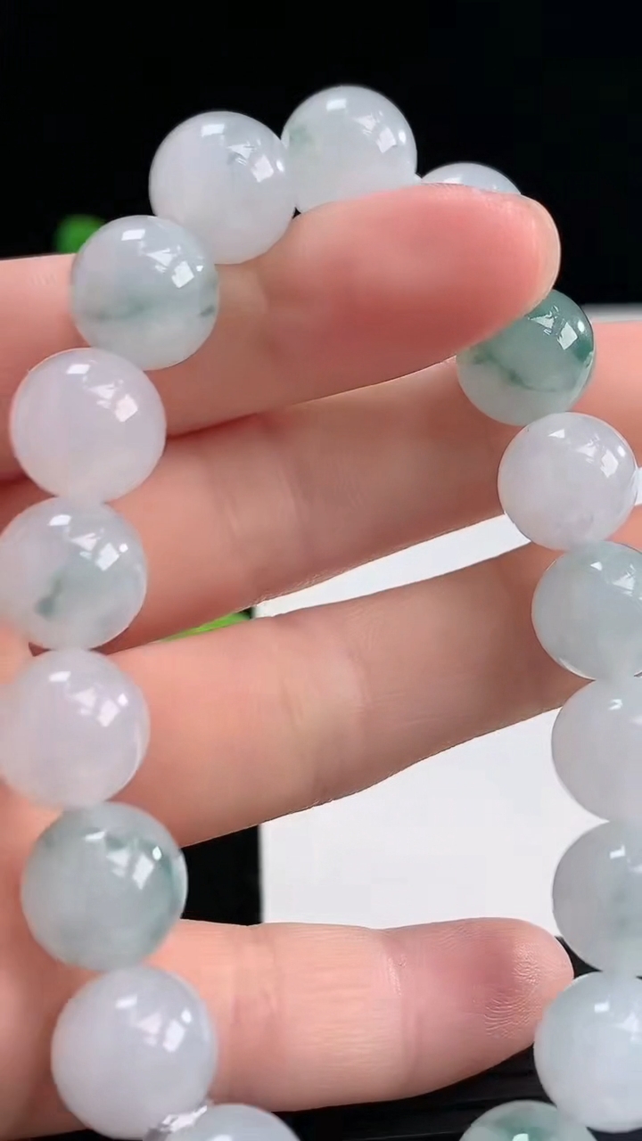 天然A货翡翠飘花圆珠手串尺寸10.5-18颗重量:37.05g3月31日
工厂直销收藏佳品,种好水足，色泽均匀，有种有色，上手高大气！