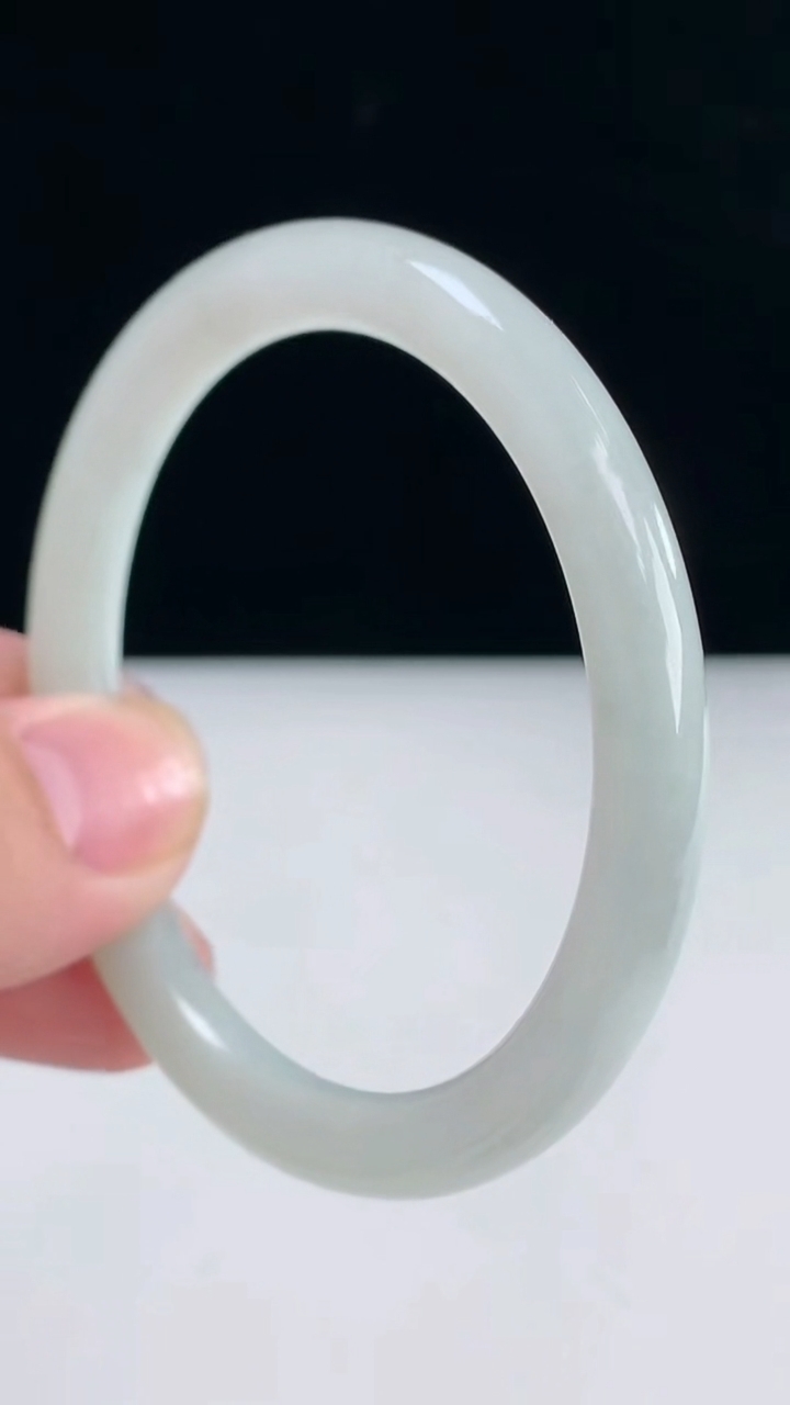 圈口51-52翡翠a货白月圆条手镯尺寸52-7.1-6.5重:22.78g 2363月31日