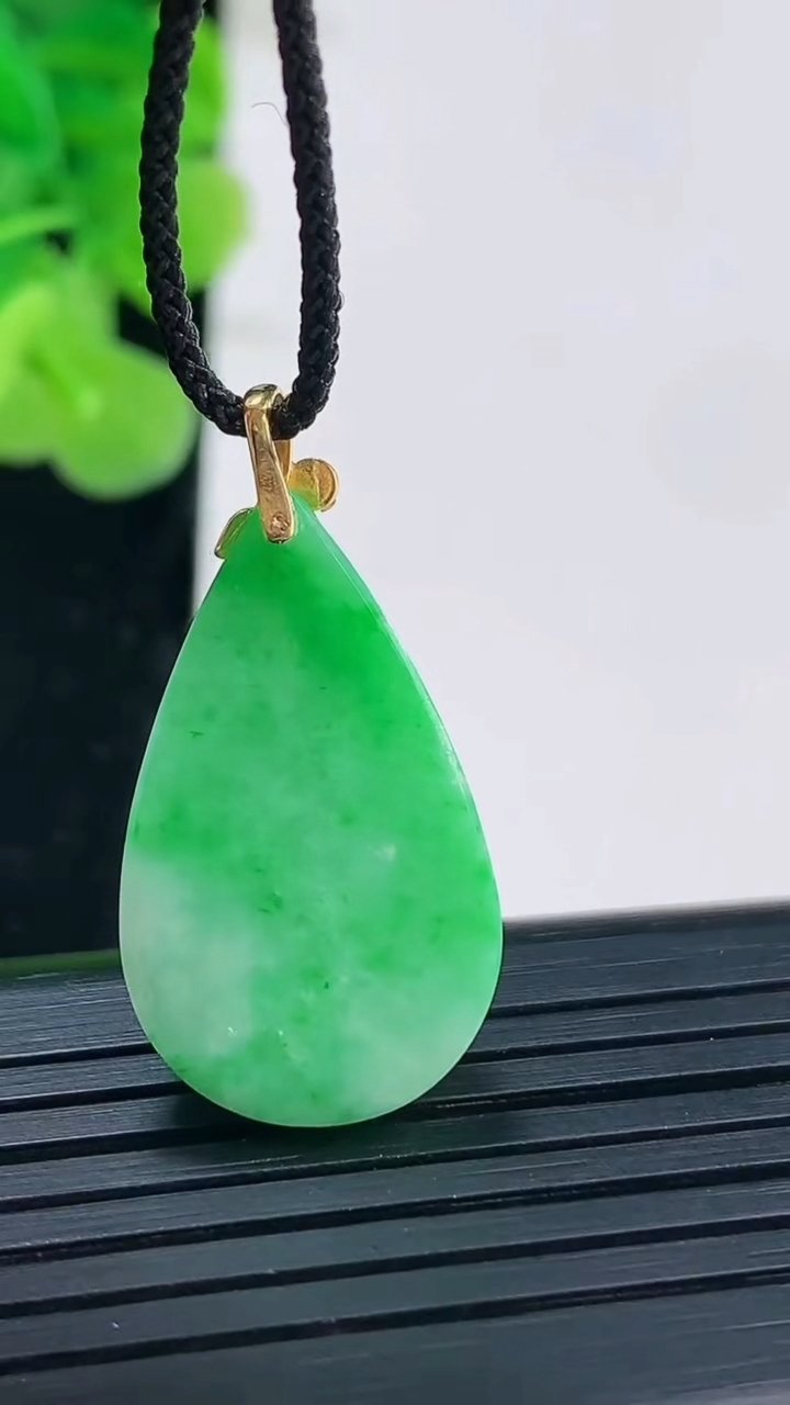 天然A货翡翠水滴吊坠尺寸26.2-15.2-7.1重量:4.77g
3月31日