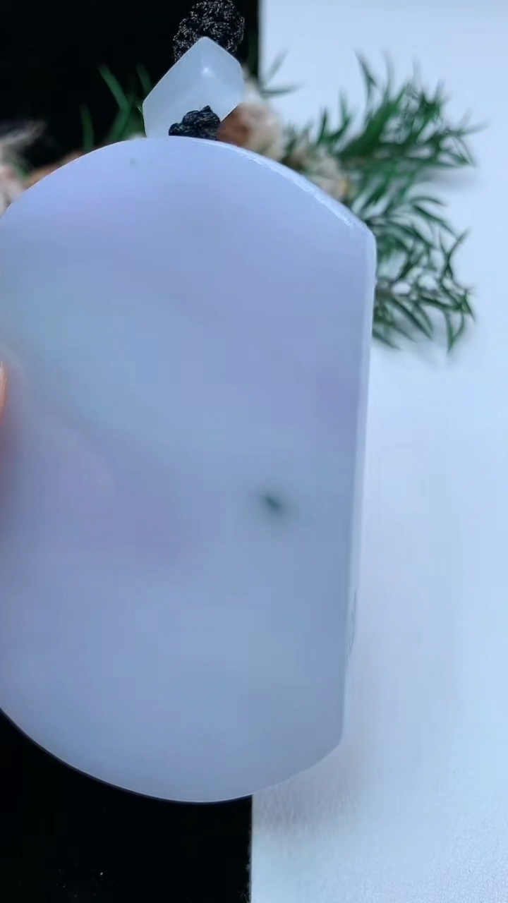 天然A货翡翠紫罗兰 飘花无事牌吊坠，尺寸68.5-45-5.5，重量:51.28g
3月31日