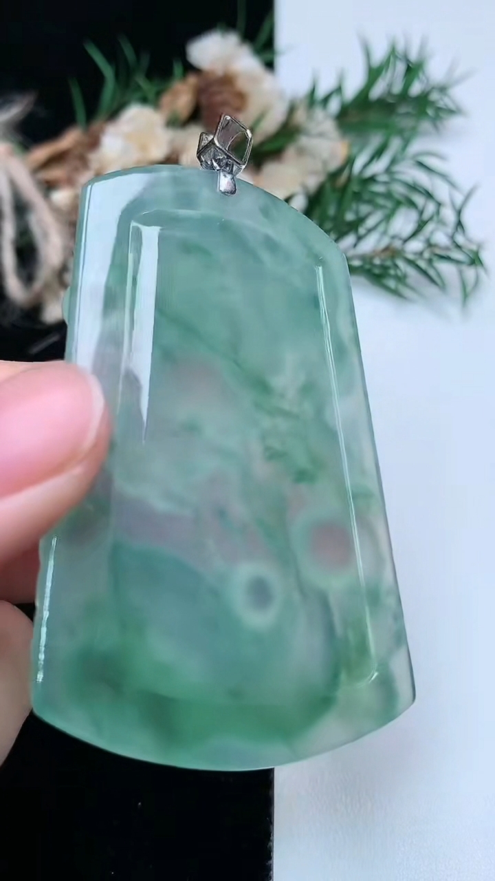 天然A货翡翠龙牌吊坠，尺寸61.9-40.6-6.5，重量:31.87g
3月31日