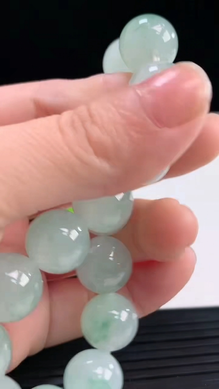 天然A货翡翠飘花圆珠手串尺寸12.6-16颗重量:53.98g3月31日
工厂直销收藏佳品,种好水足，色泽均匀，有种有色，上手高大气！
