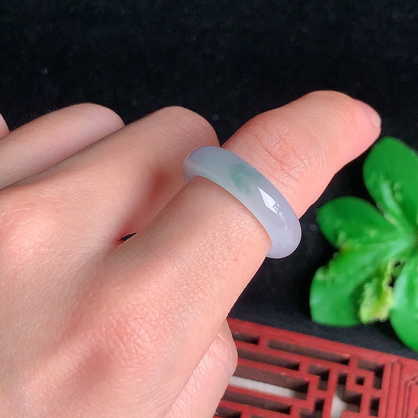 天然A货翡翠飘花素面戒指 
尺寸16.8-5.5-3.6mm 重量3.53g 0329