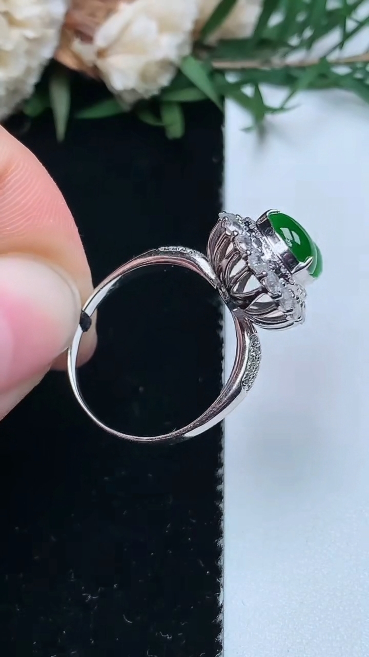 天然A货翡翠葫芦戒指，尺寸17.6-9.2-7，重量:3.30g2026年3月31日
工厂直销收藏佳品,种好水足，色泽均匀，有种有色，上手高大气！