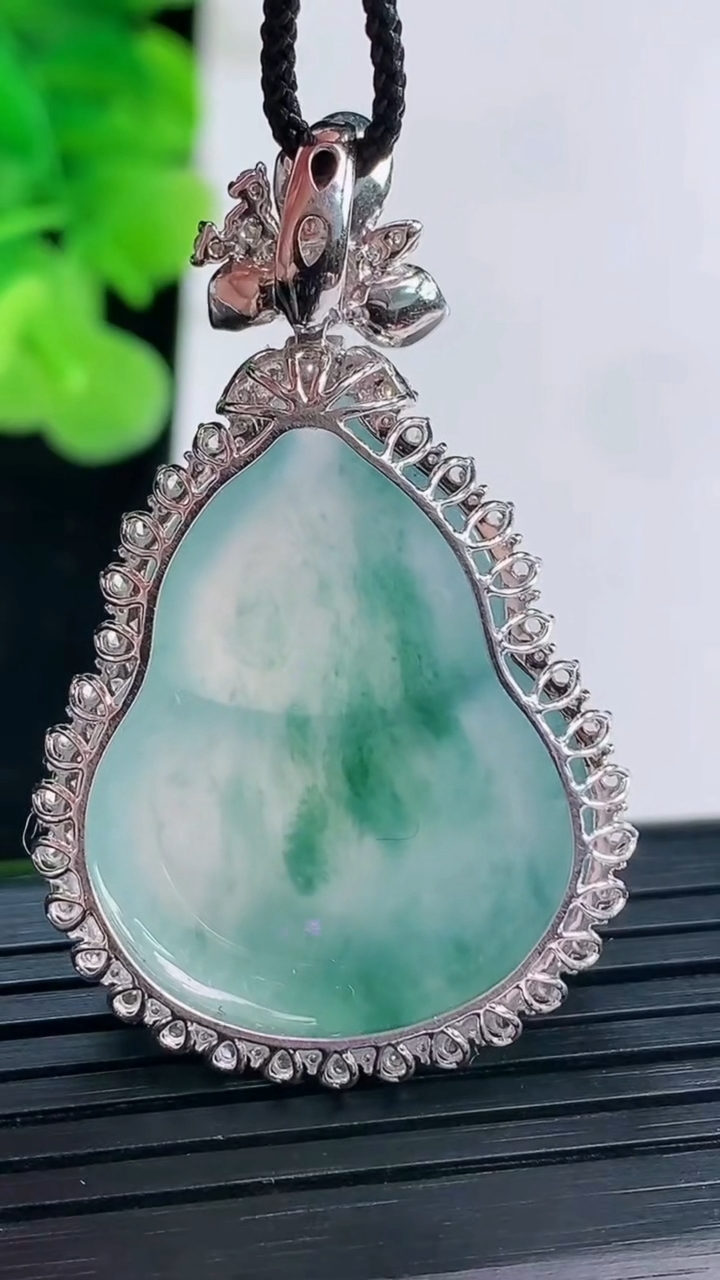 天然A货翡翠种飘花葫芦吊坠尺寸44.2-27.5-12.1裸石29.6-23.5重量:13.17g
3月31日