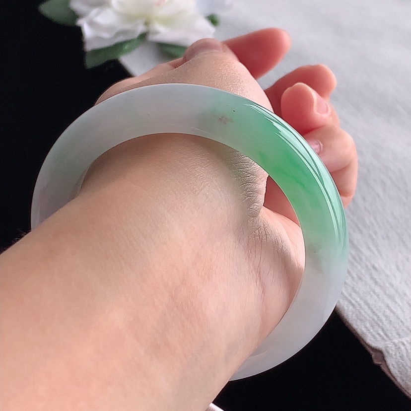 天然A货翡翠飘绿正装正圈手镯54-55圈口 
尺寸54-12.2-8.8mm 0329