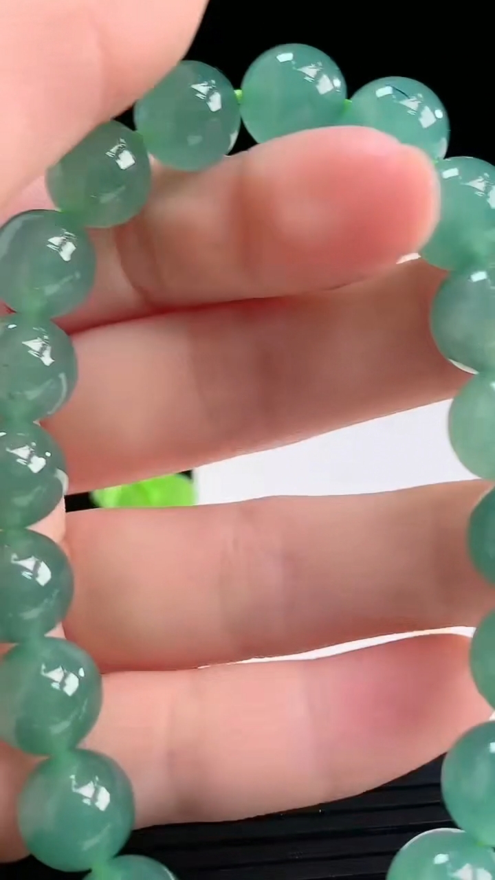 天然A货翡翠蓝水圆珠手串尺寸9.8-20颗重量:33.09g3月31日
工厂直销收藏佳品,种好水足，色泽均匀，有种有色，上手高大气！