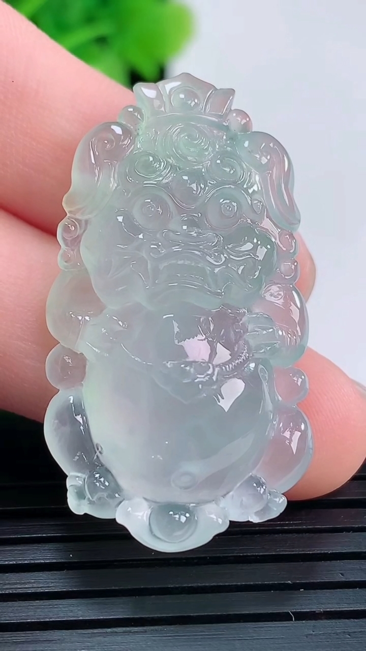 天然A货翡翠貔貅吊坠尺寸36.4-20.2-9.3重量:8.98g
3月31日