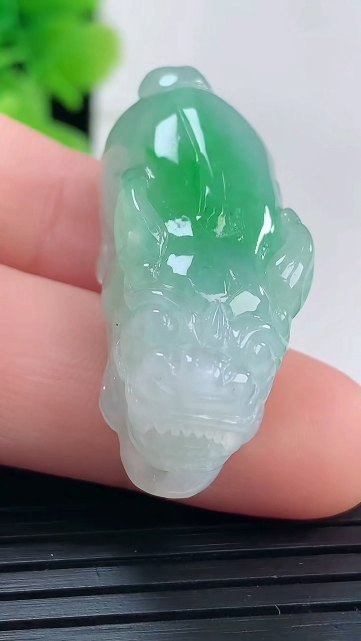 天然A货翡翠貔貅吊坠尺寸30.7-13.1-13.8重量:13.00g
3月31日