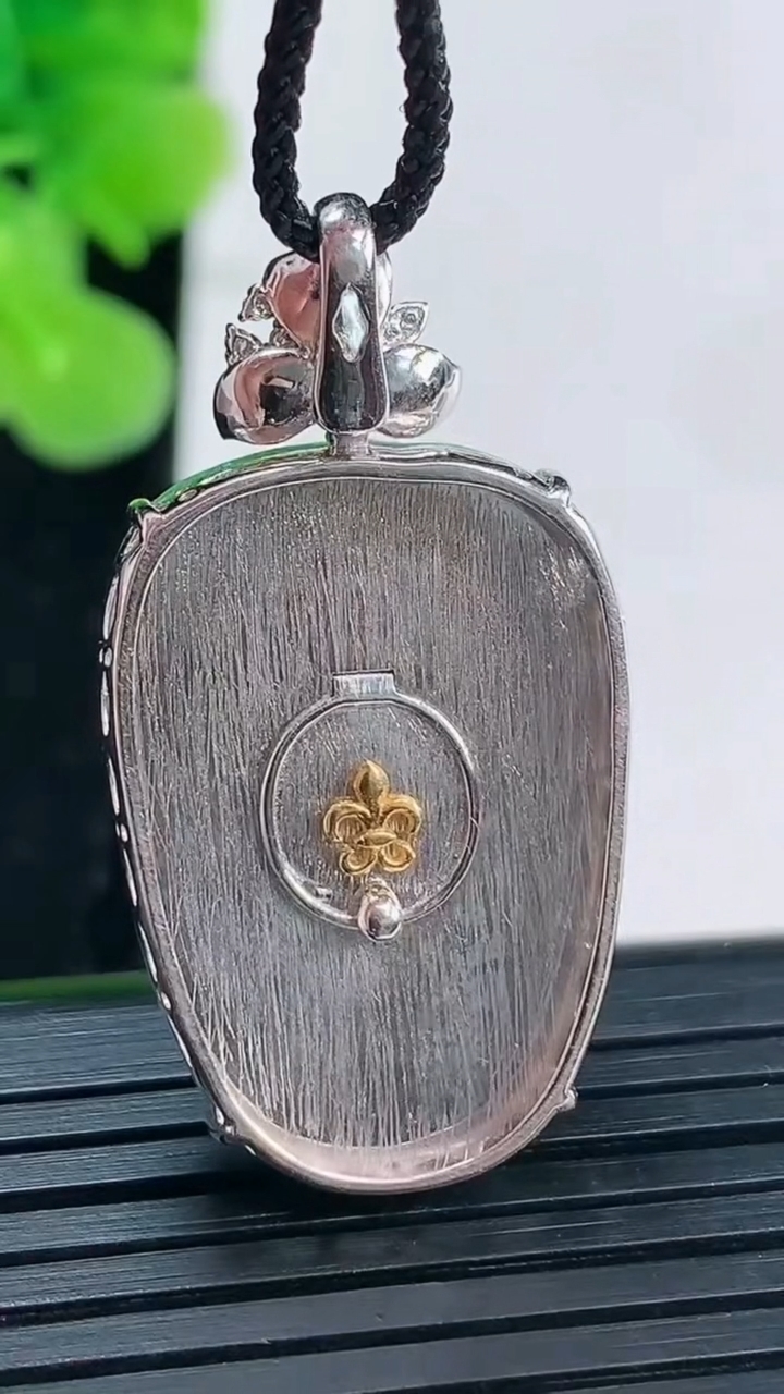 天然A货翡翠金枝玉叶 叶子吊坠尺寸35.4-18.7-6.9重量:7.03g
3月31日