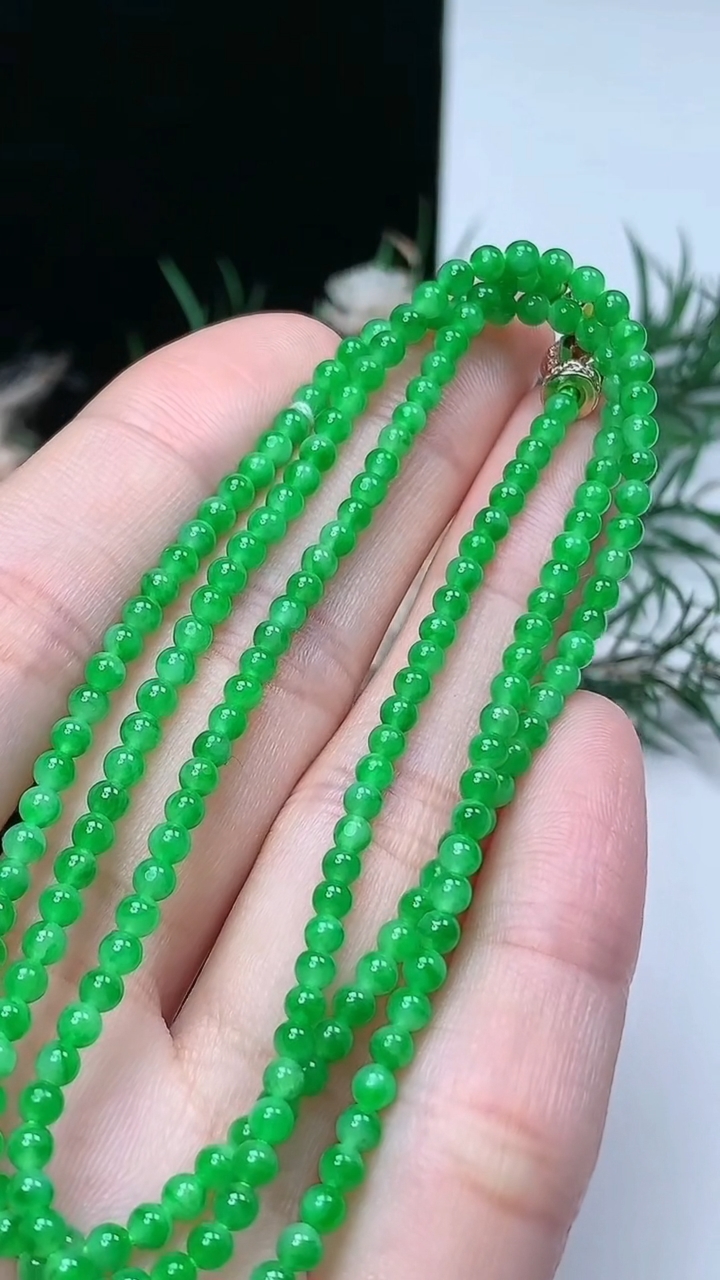 天然A货翡翠小米珠项链，尺寸2.7-206颗，重量:8.04g3月31日
工厂直销收藏佳品,种好水足，色泽均匀，有种有色，上手高大气！