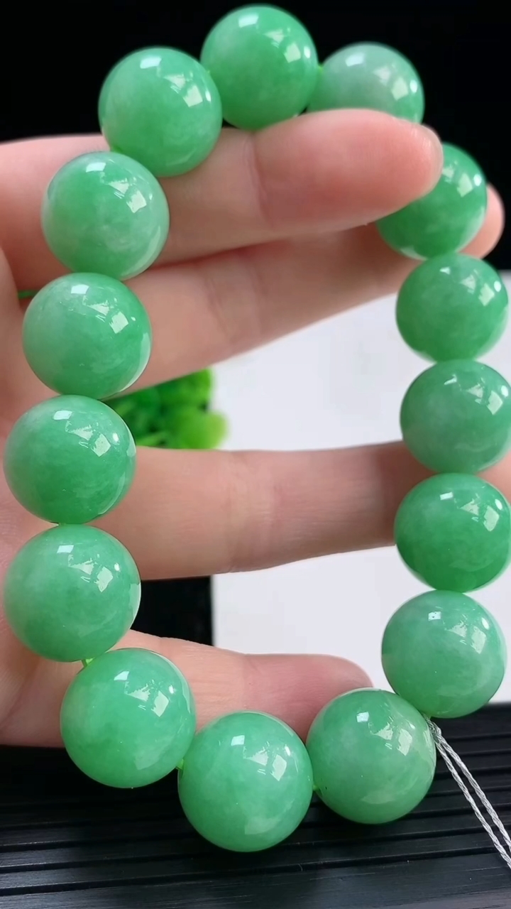 天然A货翡翠圆珠手串尺寸13.8-15颗重量:70.49g3月31日
工厂直销收藏佳品,种好水足，色