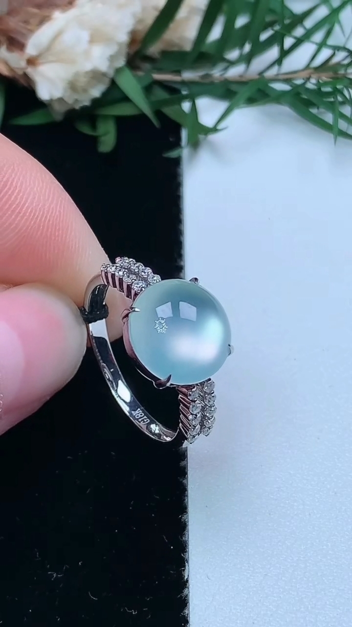 天然A货翡翠白冰蛋面戒指，尺寸17-10.3-10，重量:2.84g
3月31日