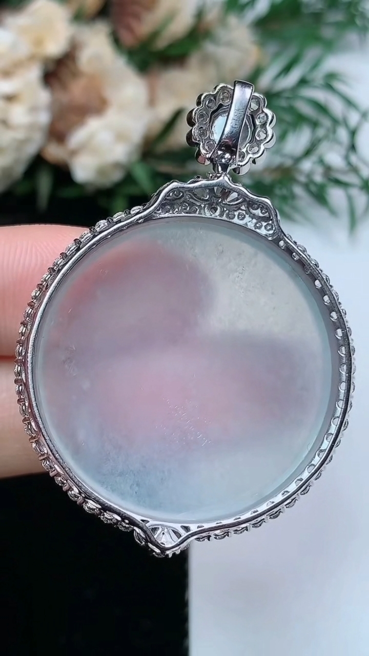 天然A货翡翠白冰无事牌吊坠，尺寸46.9-33-8.2，裸石29.7，重量:11.80g
3月31日