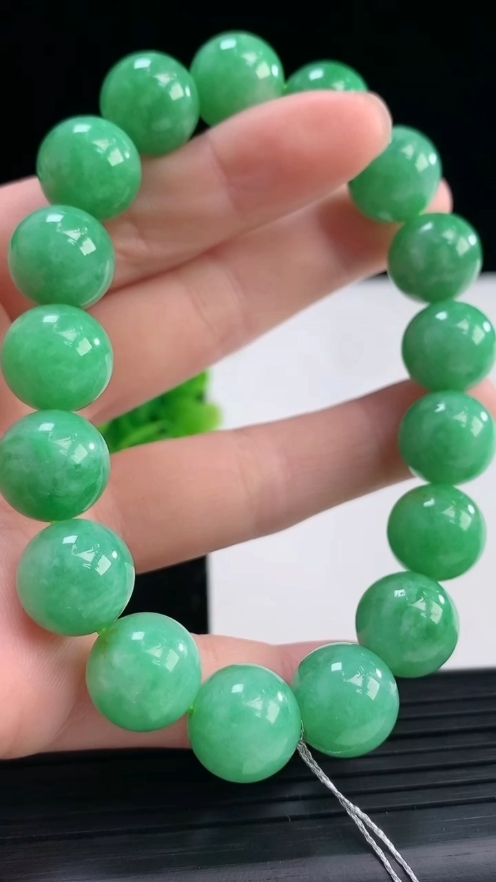 天然A货翡翠圆珠手串尺寸12.2-17颗重量:55.40g3月31日
工厂直销收藏佳品,种好水足，色