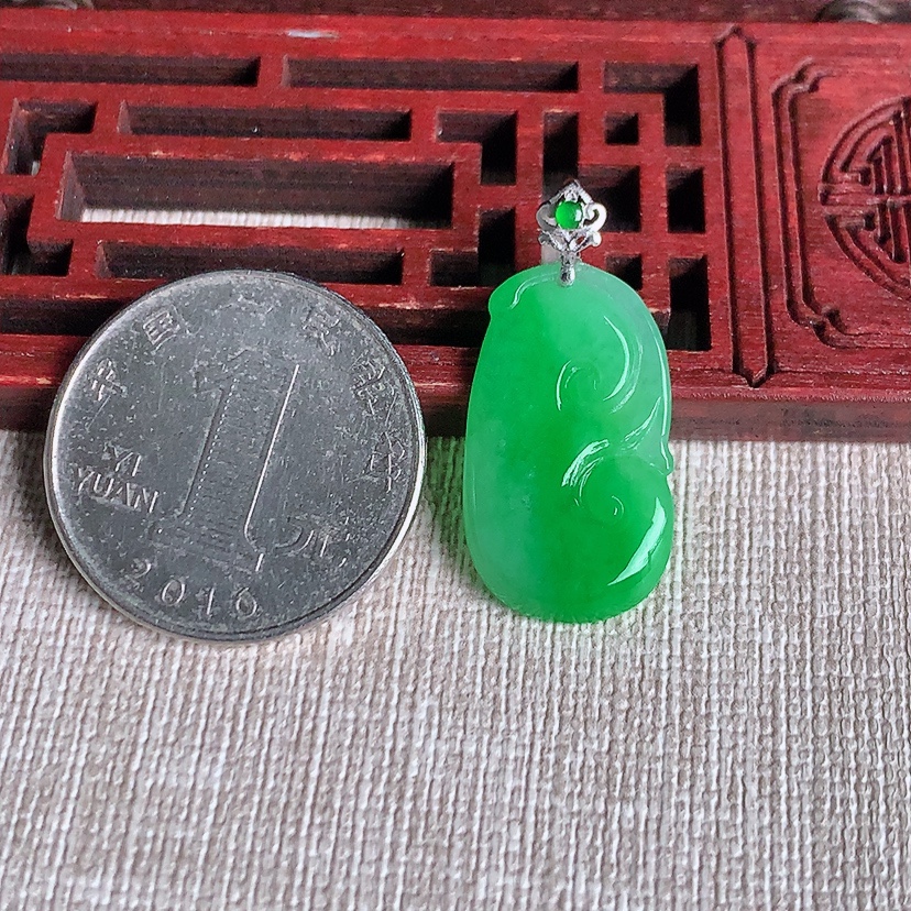 天然A货翡翠18K金扣头满绿如意吊坠 
尺寸29.3-23.5-13.8-3.5mm 重量2.15g 0329