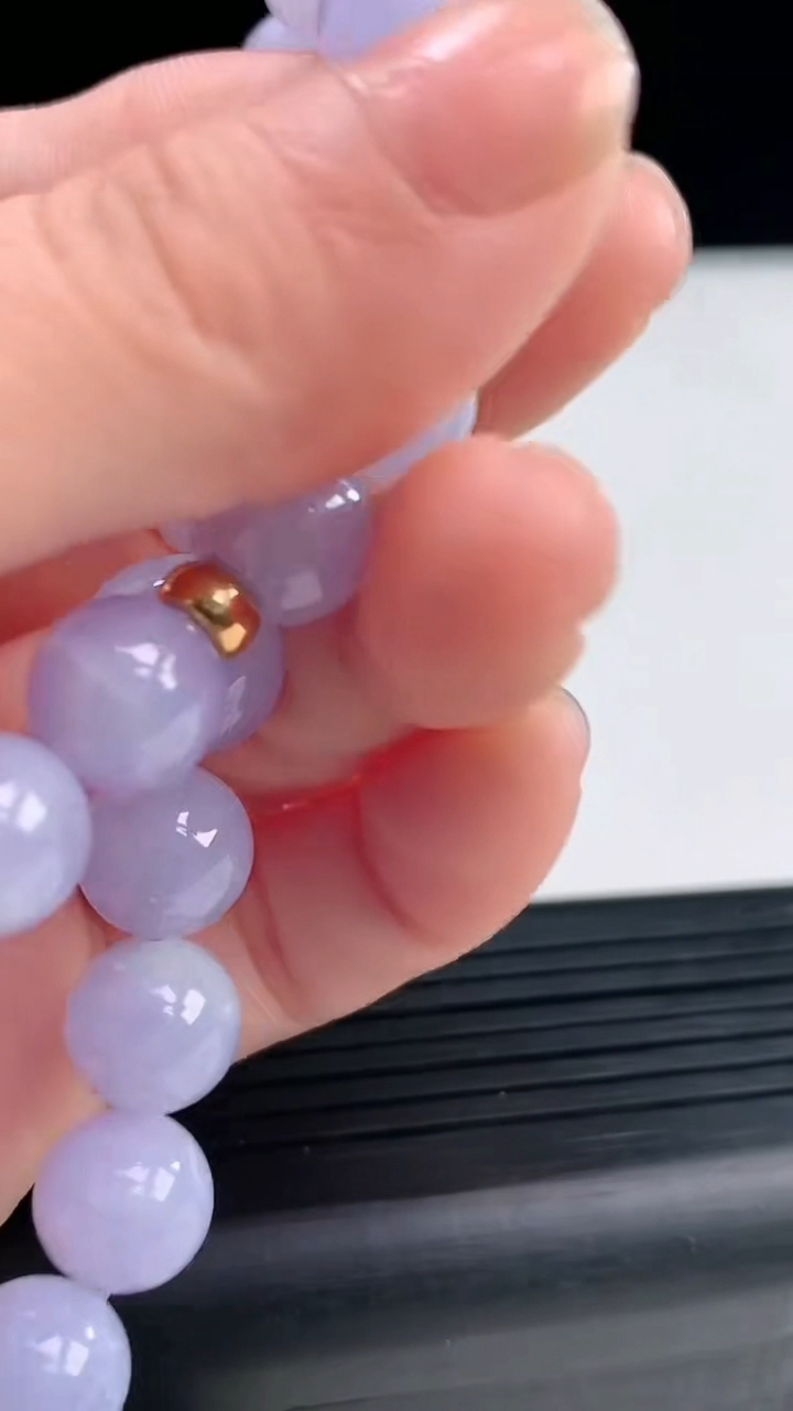 天然A货翡翠紫罗兰圆珠手串尺寸9.4-20颗重量:31.53g3月31日
工厂直销收藏佳品,种好水足，色泽均匀，有种有色，上手高大气！