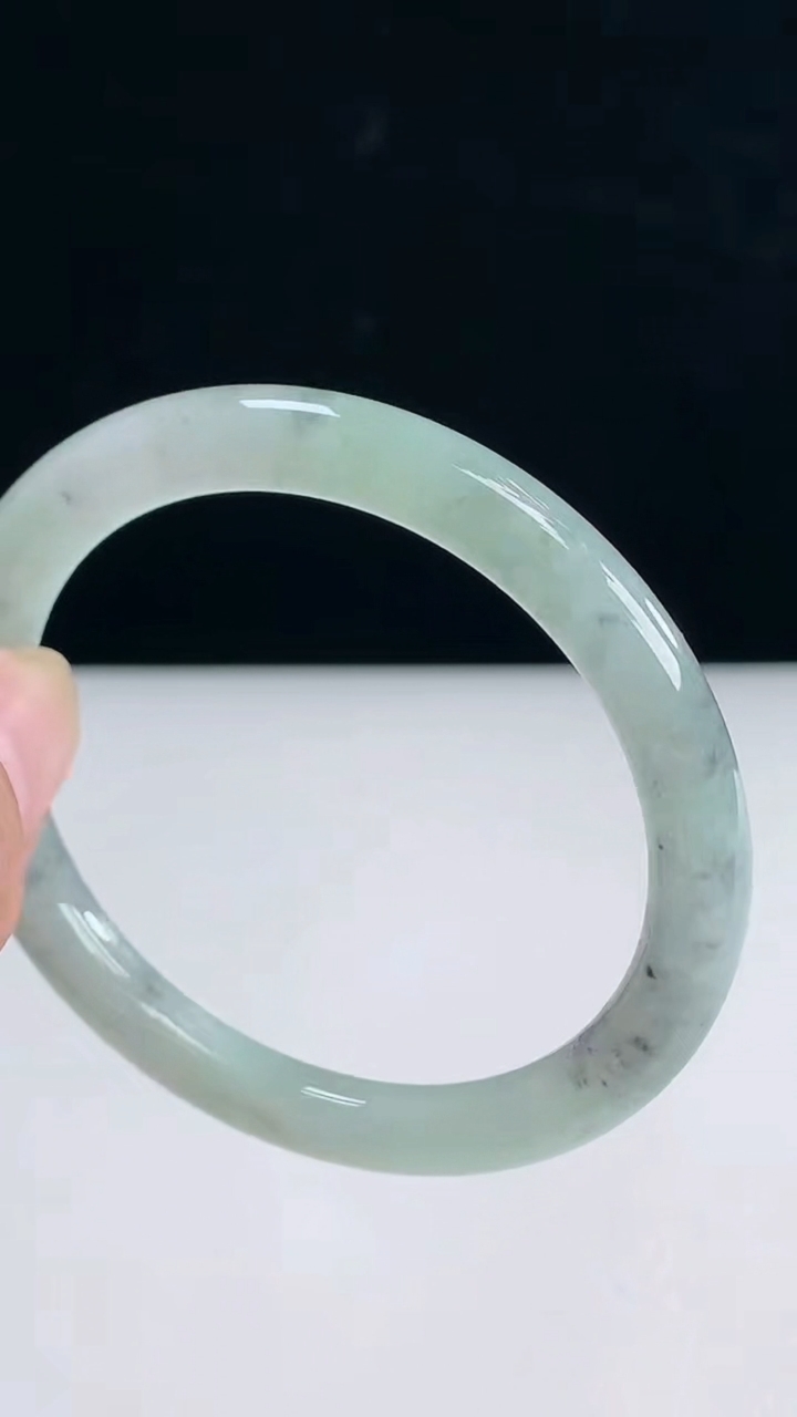 圈口52-53翡翠a货飘圆条手镯尺寸52.4-7-7.4重:25.76g2363月31日
