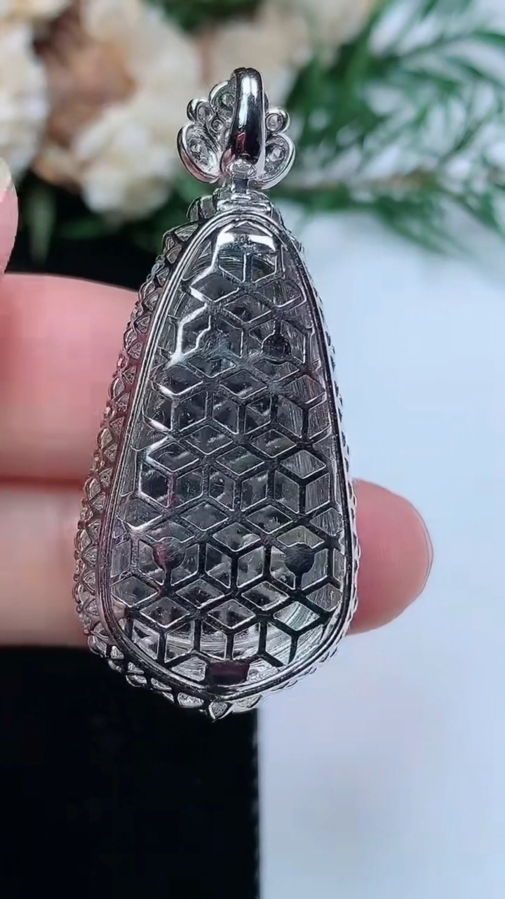 天然A货翡翠白冰福豆吊坠，尺寸44-18.2-11.4，裸石26.3-14.5
3月31日